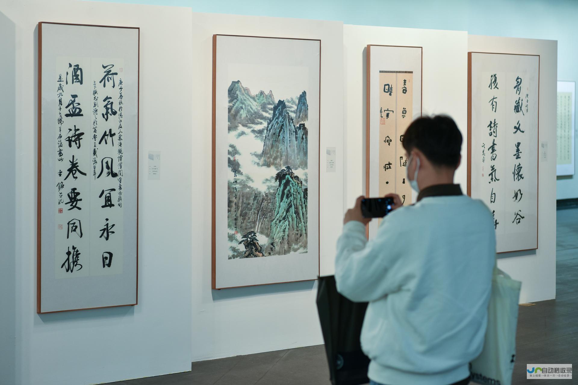 展挥毫展现精神风貌