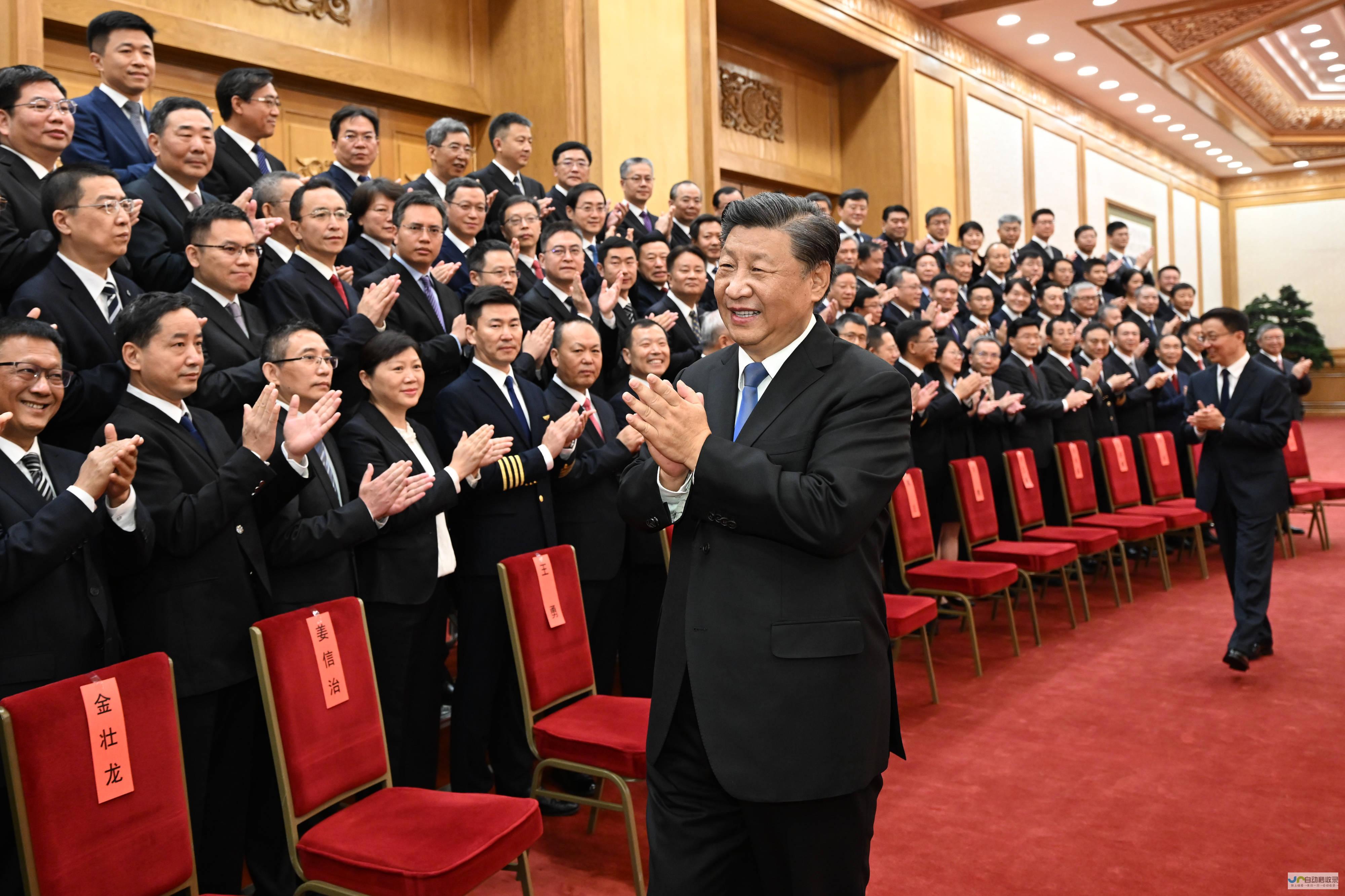 习近平等党和国家领导人向人民英雄敬献花篮