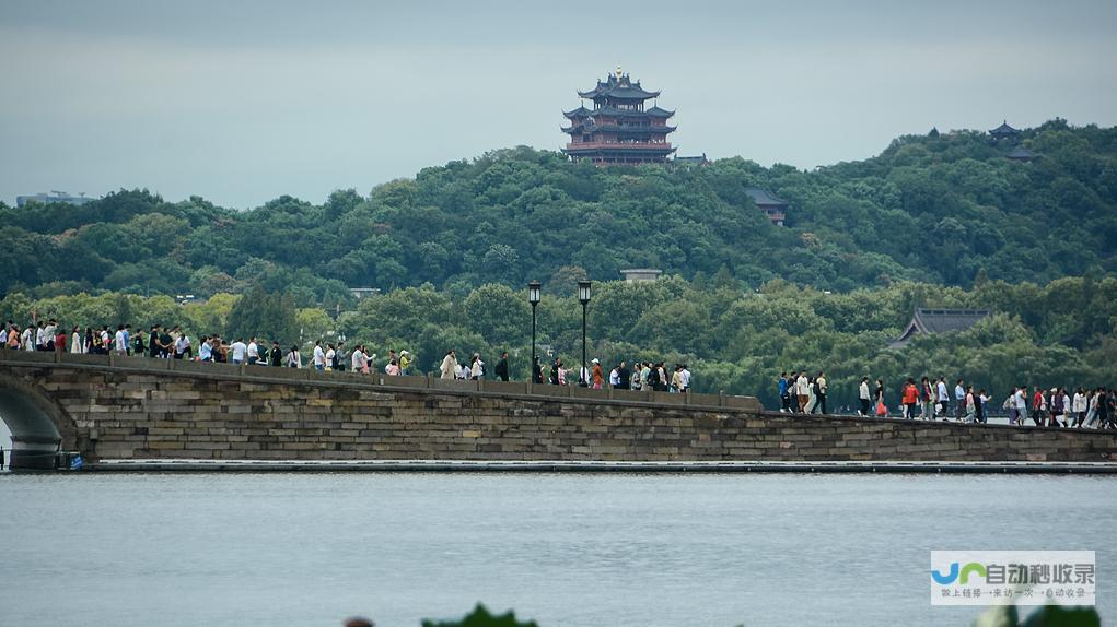 热门景点游客爆满-旅游市场迎来高峰