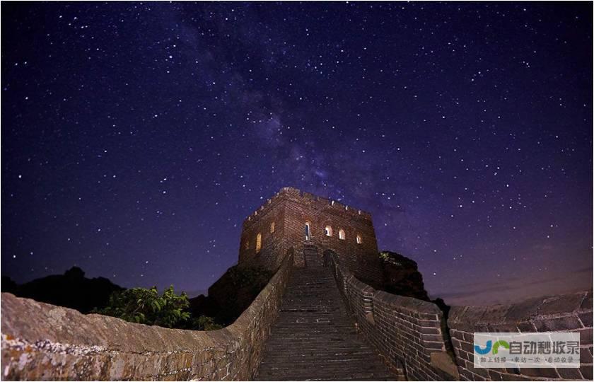 夜空下的长城与极光交汇，展现壮美画卷