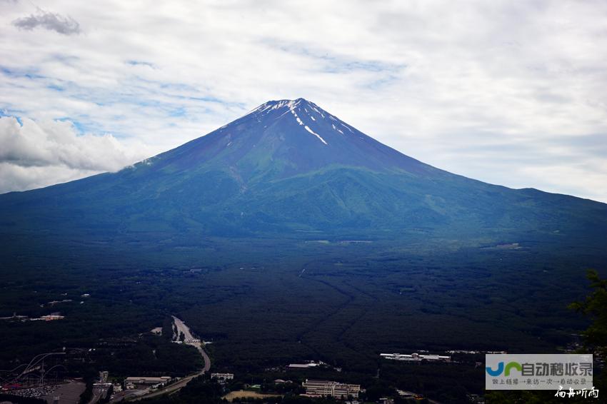 冰雪季节富士山雪景壮丽引游客驻足