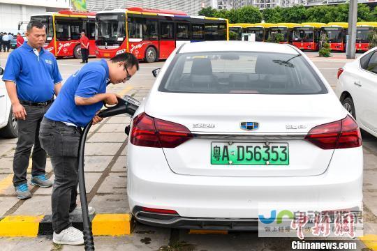 引领汽车充电新革命 威迈尔推出全新智能充电机器人