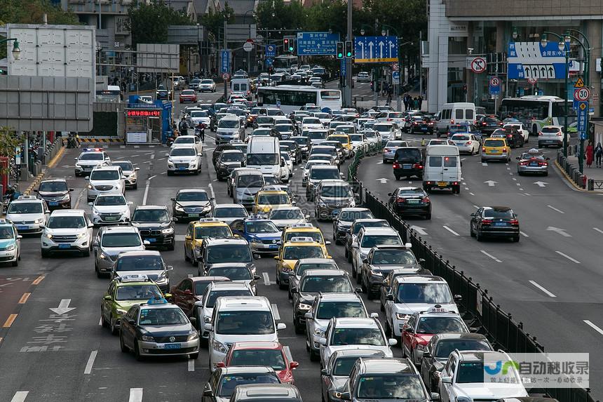 道路瞬间堵塞！ 惊魂瞬间